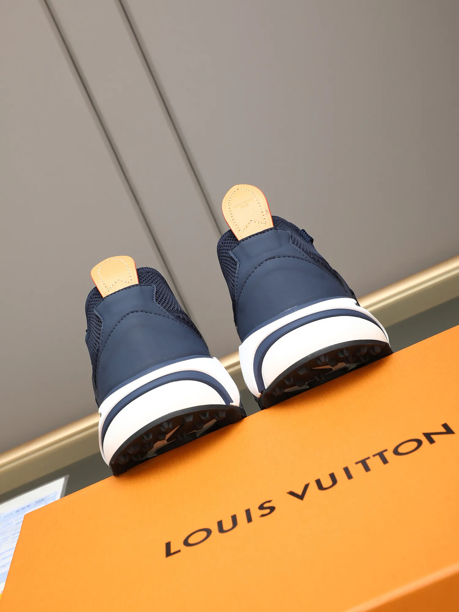 Men's Men's Shoes 💰580 LV Louis Vuitton L Jialu Brand Runner Tatic Series Thick Sole Casual Sports Shoes Running Shoes Original purchase, development and production This LV Runner Tatic sports shoe is blended with fly woven fabric material to interpret the inspiration of traditional mountaineering shoes. The LV letters are written on one side, the Louis Vuitton logo, and the light and wear-resistant rubber outsole completes the whole package. The delivery counter is exquisitely packaged🛍📦 ▪️Fabrics: Original imported custom fly-woven fabric ▪️Inner lining: Original custom-made breathable mesh ▪️Sole: Original open-molded anti-slip rubber combination material ▪️Sole thickness: 4CM ▪️Size: Men's 38-44 (45 custom-made)